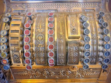 Zamanda geriye gidip bu süslü klasik yazar kasayla karışık pirinç tasarımlar ve retro cazibe sergiliyorsun. Tarihin altını çizmek ve 20. yüzyıl başlarındaki ticaretin zarafeti için mükemmel.