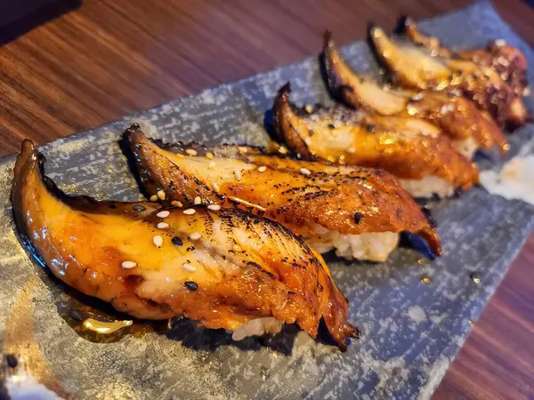 Izgara unagi ile gurme suşi ye, sanatsal olarak bir tabakta sunulsun. Las Vegas 'ta bu büyüleyici Japon mutfak sanatları gösterisiyle güzel bir yemek deneyimi yaşayın..