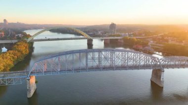 Havadan Uç: Cincinnatis 'te altın saat' te gökyüzünde eğlenin, görkemli Ohio Nehri 'ni ve ikonik köprüleri ele geçirin. Bu çarpıcı manzara kentsel canlılığı doğal güzellikle harmanlıyor..