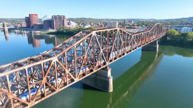 Havadan Uç: Cincinnatis ufuk çizgisini ve Ohio Nehri üzerindeki ikonik paslı çelik köprüsünü keşfedin, nefes kesen altın saat boyunca doğa ve şehir mimarisinin canlı bir karışımını yakalayın.