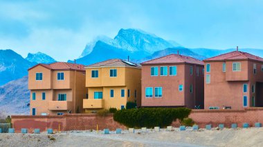 Las Vegas 'taki modern çöl evleri Nevadas' ın görkemli karlı Charleston Dağı 'na karşı sakin bir banliyö ortamı yaratıyor. Mimariyle doğanın mükemmel bir karışımı. Gayrimenkul ve seyahat için ideal