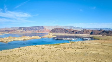 Boulder City Nevada yakınlarındaki Mead Gölü 'nün nefes kesici hava manzarasını keşfedin. Sakin mavi suları keşfedin engebeli çöl manzaralarını ve görkemli dağları macera ve rahatlama için mükemmel.