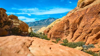 Nevada 'daki Red Rock Kanyonu' nun canlı renklerini deneyin. Dramatik kaya oluşumları ve berrak mavi gökyüzü doğanın ve maceranın güzelliğini yakalayarak çarpıcı bir çöl manzarası yaratır..