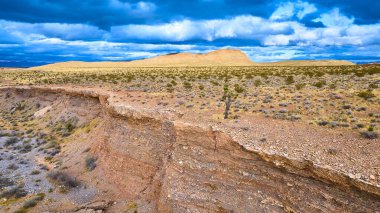Las Vegas yakınlarındaki Red Rock Kanyonu 'nun dramatik hava manzarası kasvetli bir gökyüzü altında kayalık ve engebeli bir çöl arazisini yakalar. Yalnızlık, macera ve esneklik temaları için mükemmel..