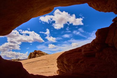 Nevada Moapa Vadisi 'ndeki Ateş Vadisi' nin nefes kesici güzelliğini keşfedin. Amerika 'nın güneybatısının göz kamaştırıcı çöl manzarası ve canlı mavi gökyüzüne bakan doğal bir kaya kemerine bakın..