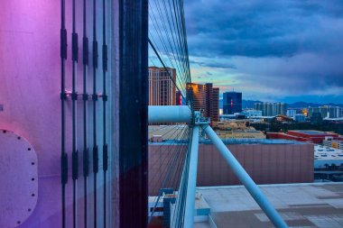 Las Vegas 'ın heyecanını Yüksek Patinaj Gözlem Çarkı' ndan yaşayın. Mavi saatte canlı ufuk çizgisini ve dağları yakalayın. Sergi gezisi, mimari ve şehir heyecanı için ideal..
