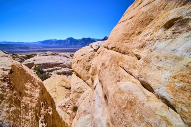 Nevada 'daki görkemli Red Rock Kanyonu' nu keşfedin. Büyük kumtaşı oluşumları canlı mavi gökyüzünün altında dimdik durur. Macerayı davet eder ve çöl manzarasının saf güzelliğini yakalar..