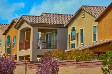 Las Vegas 'taki modern banliyö cazibesini Akdeniz tarzı sıva evleriyle keşfet. Parlak gökyüzü ve bereketli yeşillik, gayrimenkul ve yaşam tarzı terfileri için ideal sakin bir ortam yaratır..