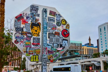 Canlı çıkartmalar Las Vegas 'ta bir sokak tabelasını modern mimarinin arka planına ve Eyfel Kulesi' nin kopyasına karşı kaplıyor. Bu şehir manzarası yaratıcılığı ve canlı şehir kültürünü yansıtıyor..