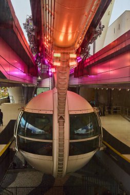 Las Vegas 'taki High Roller' daki fütüristik gözlem kapsülü parlak tasarımı ve canlı LED ışıklandırmasıyla göz kamaştırıyor. Modern turizmin bu yüksek teknoloji harikasında panoramik şehir görüşlerini tecrübe edin.