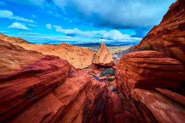 Nevada Red Rock Kanyonu 'nun engebeli güzelliğinin tadını çıkarın. Alevli kaya oluşumları canlı mavi gökyüzüne karşı yükselir, serüven ve sonsuz çöl sükunetinin çarpıcı bir sahnesini yaratır..