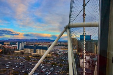 Las Vegas 'ın sihrini yüksek bahisçiden nefes kesici bir manzarayla tecrübe edin. Canlı şehir yaşamının dengesini yakalayın ve altın saat boyunca sakin dağ zeminini. Yolculuk için mükemmel.