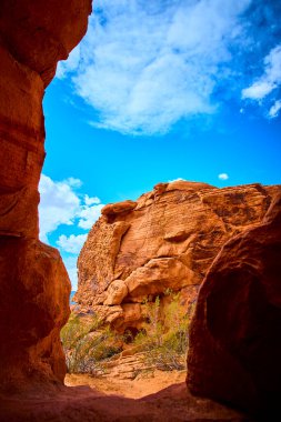 Nevada, Boulder City 'nin dramatik kırmızı kumtaşı uçurumlarını keşfedin. Engebeli bir yol, berrak mavi gökyüzünün altında, çarpıcı çöl manzaraları boyunca uzanır. Maceracılar ve jeoloji meraklıları için ideal..