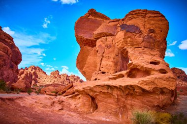 Nevada Moapa Vadisi 'ndeki Ateş Vadisi' nin büyüleyici çöl manzarasını keşfedin. Bu nefes kesen doğa harikasında çarpıcı kırmızı kaya oluşumlarına ve canlı gök kubbeye hayret ediyorum..