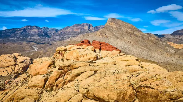 Canlı çöl renkleri ve engebeli kaya oluşumları Las Vegas yakınlarındaki Kızıl Kaya Kanyonu 'nu dolduruyor. Turtlehead Tepesi, berrak mavi gökyüzünün altında görkemli bir şekilde duruyor..