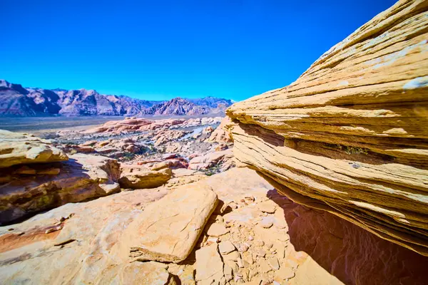Nevada, ABD 'deki Red Rock Kanyonu' nun nefes kesici güzelliğini tecrübe edin. Parlak kumtaşı oluşumlarına ve berrak mavi gökyüzünün altındaki engebeli dağlara hayranım. Macera ve sükunet için mükemmel..