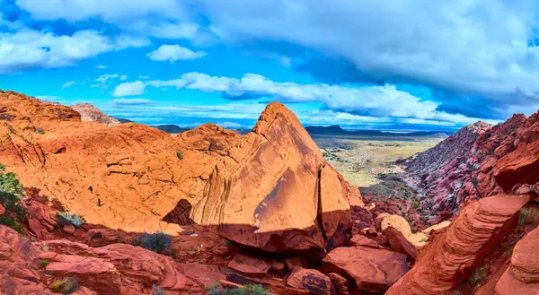 Las Vegas yakınlarındaki çarpıcı Red Rock Kanyonunu keşfedin. Canlı kırmızı ve turuncu kaya oluşumları nefes kesici bir çöl manzarası yaratır. Seyahat meraklıları ve macera arayan doğa severler için mükemmel..