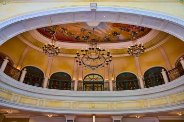 Bellagio Gardens 'ın görkemli salonunun ihtişamını, göz kamaştırıcı avizelerini, zarif boyanmış tavanlarını ve zarif balkonlarını tecrübe edin. Las Vegas 'ta lüks etkinlikler için mükemmel bir ortam..