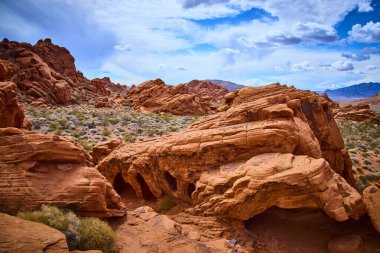 Nevada 'daki görkemli Ateş Vadisi' ni deneyimleyin. Kırmızı kumtaşı oluşumlarının geniş gökyüzü ile buluştuğu yer. Bu çarpıcı çöl manzarası el değmemiş doğanın güzelliğine bir göz atıyor..