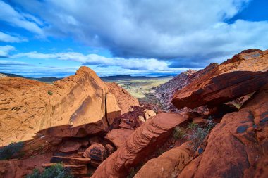 Las Vegas, Nevada yakınlarındaki Red Rock Kanyonu 'nun hayranlık uyandıran güzelliğini keşfedin. Uçsuz bucaksız mavi gökyüzünün altındaki alev kayaları oluşumlarının canlı kırmızı ve portakallarının tadını çıkarın. Seyahat meraklıları için mükemmel..