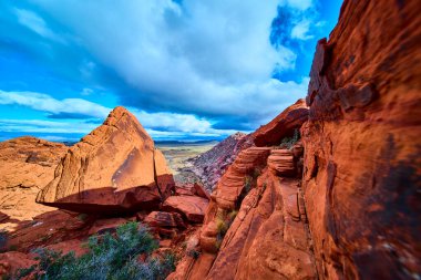 Las Vegas yakınlarındaki hayranlık uyandıran Red Rock Kanyonunu deneyin. Açık mavi gökyüzü altında parlak kırmızı kumtaşı oluşumlarına hayret ederek Amerikan güzelliğindeki macera ve doğal güzelliğin özünü yakalıyorlar.