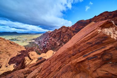 Canlı kırmızı kumtaşı oluşumları Las Vegas yakınlarındaki Red Rock Kanyonu 'na hakim. Zengin dokular açık mavi gökyüzü ile tezat oluşturuyor, Nevadas çölünün engebeli güzelliğini yakalıyor..