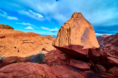 Nevada 'daki Kızıl Kaya Kanyonu' nun engebeli güzelliğini keşfedin. Çarpıcı bir kırmızı kumtaşı kayası, çöl manzarasının ortasında, canlı bir mavi gökyüzünün altında, Amerikan çölünün mükemmel bir kesiminin altında duruyor..