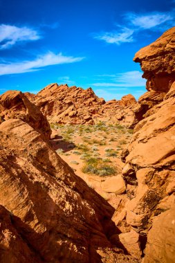 Nevada, Boulder City 'deki nefes kesici Redstone Dune' u keşfedin. Engebeli kaya oluşumları ve canlı çöl gökyüzü maceraya davet ediyor, Amerikan Güneybatısının ebedi güzelliğini yakalıyor..