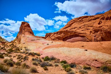 Nevada 'daki Ateş Vadisi Parkı' nın nefes kesici güzelliğini keşfedin. Parlak kırmızı kumtaşı oluşumları açık mavi gökyüzünün altında, Amerika 'da nefes kesici bir macera sunuyor.