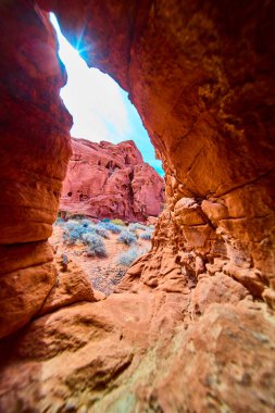 Boulder City Nevada 'daki Redstone Dune' un korkusunu yakalayın. Macera ve doğanın çölde birleştiği parlak mavi gökyüzünün altında çarpıcı kumtaşı kemerlerini keşfedin..