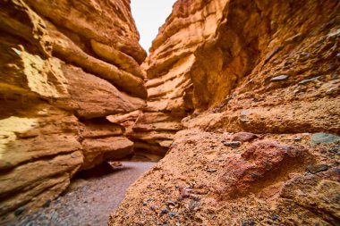 Nevada, Boulder City 'deki Baykuş Kanyonu' nun nefes kesici güzelliğini keşfedin. Yüksek kaya oluşumlarını, canlı renkleri ve bu büyüleyici çöl manzarasının dingin yalnızlığını tecrübe edin. Tam oldu.