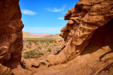 Nevada, Boulder City 'deki Redstone Dune' un hayranlık uyandıran güzelliğini keşfedin. Görkemli kızıl kaya oluşumları parlak mavi gökyüzünün altında sonsuz bir çöl manzarası oluşturur. Huzuru ve macerayı keşfet..