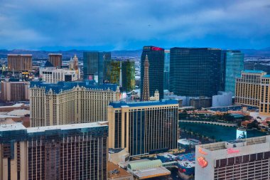 Las Vegas 'ın cazibesini Paris Las Vegas Oteli' ndeki Eyfel Kulesi 'nin çarpıcı bir taklidiyle yaşayın. Etrafını saran lüks oteller, manzaralı çöl manzarası ve hayat dolu bir zemin üzerinde parlıyor.