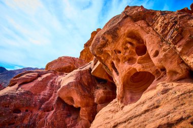 Nevada, Boulder City 'deki Redstone Dune' un çarpıcı kırmızı kaya oluşumlarının tadını çıkarın. Canlı renkler ve karmaşık erozyon desenleri Amerika 'nın güneybatı manzarasının zamansız güzelliğini yakalıyor..