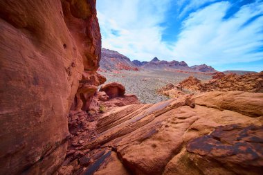 Nevada Boulder City 'nin çarpıcı kırmızı kaya oluşumlarını keşfedin. Parlak mavi gökyüzünün altındaki engebeli dokuları ve engin çöl manzaralarını keşfedin. Macera arayanlar ve doğa severler için mükemmel..