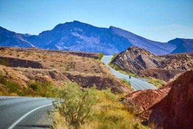 Northshore Road, Nevada 'da özgürlüğün heyecanını yaşayın. Yalnız bir motosikletçi, parlak bir gökyüzü altında engebeli çöl arazisinde keşif ve maceraya atılmaya cesaret eder..