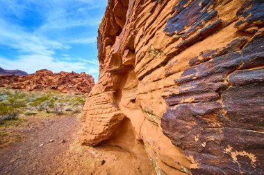 Nevada, Boulder City 'deki göz kamaştırıcı Redstone Dune' u keşfedin. Canlı kırmızı kaya oluşumları sonsuz mavi gökyüzü ile buluşur. Doğaları, zamansız sanatsallığı ve çöl manzaralarının esnekliğini gösterir..