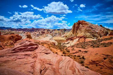 Nevada Moapa Vadisi 'ndeki Ateş Vadisi' nin çarpıcı kızıl kaya oluşumlarını araştırın. Parlak mavi gökyüzünün altındaki bu canlı çöl manzarası doğanın güzelliğini ve macerasını davet ediyor..