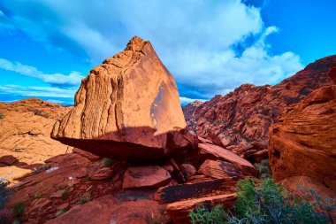 Las Vegas, Nevada yakınlarındaki Red Rock Kanyonu 'ndaki alev kayası oluşumlarının nefes kesici görüntüsü. Canlı kırmızı kumtaşı ve mavi gökyüzü macera ve sükunet için çarpıcı bir doğal zemin oluşturuyor..