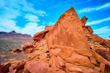 Nevada, Boulder City 'deki Redstone Dune' un ebedi güzelliğini tecrübe edin. Canlı kırmızı kaya oluşumları, genişleyen mavi gökyüzü ile tezat oluşturur. Güneybatının kalbinde sanatsal özellikler sergiler.
