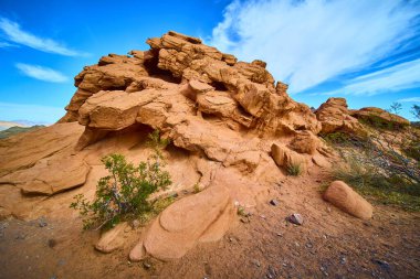 Nevada Boulder City 'deki çarpıcı Redstone Dune' u keşfedin. Açık mavi bir gökyüzünün altında engebeli kaya oluşumlarının canlı renklerine dalın. Macera ve doğa meraklıları için mükemmel..