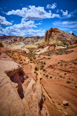 Nevada Moapa Vadisi 'nin nefes kesici güzelliğini keşfedin. Çarpıcı kırmızı kaya oluşumları ve açık mavi gökyüzüyle. Macera arayanlar ve doğa severler için mükemmel. Ateş Vadisi 'ni keşfedin.