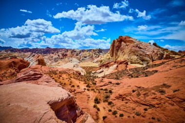 Nevada Moapa Vadisi 'ndeki Ateş Vadisi Eyalet Parkı' nın canlı kumtaşı oluşumlarını araştırın. Parlak mavi gökyüzüne karşı kırmızı kayaların çarpıcı kontrastını deneyimleyin. Macera arayanlar için mükemmel..