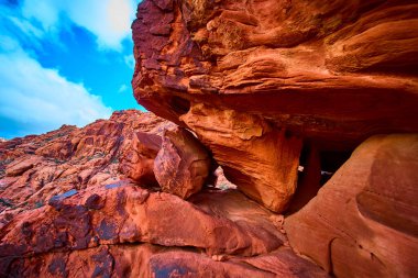 Las Vegas yakınlarındaki Red Rock Kanyonu 'nun çarpıcı kızıl kaya oluşumlarını araştırın. Nevadas 'ın çöl manzarasının kadim güzelliğini somutlaştıran canlı renklere ve karmaşık dokulara hayran kalırsınız..