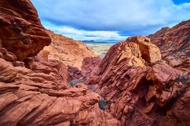 Las Vegas yakınlarındaki Red Rock Kanyonu 'nun dehşetini yaşayın. Nevada 'nın kalbinde macera ve doğal güzellik vaat eden canlı kumtaşı kayalıklarına ve geniş çöl manzaralarına hayret edin..
