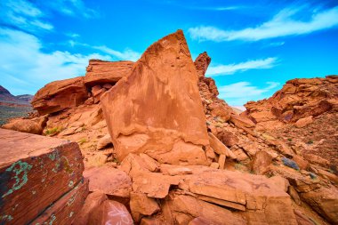 Nevada, Boulder City 'deki Redstone Dune' un görkemli kırmızı kumtaşı kayalarını keşfedin. Uçsuz bucaksız mavi gökyüzünün altında korkuyla dikil, bu çarpıcı çöl manzarasının sonsuz güzelliğini ve yalnızlığını hisset..