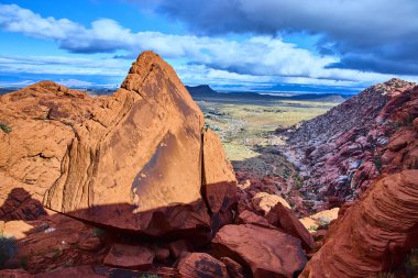 Las Vegas yakınlarındaki Nevadas çölündeki görkemli Red Rock Kanyonu 'nu keşfedin. Bu ikonik Amerikan Güneybatı harikasının ateşli renklerini ve antik jeolojik katmanlarını tecrübe edin..
