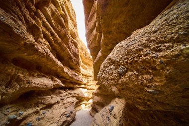 Nevada Boulder City 'deki Baykuş Kanyonu' nun nefes kesici güzelliğini keşfedin. Muhteşem slot kanyonları ve canlı jeolojik oluşumları, maceracılar ve doğa severler için mükemmel..