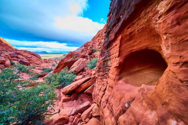 Las Vegas, Nevada yakınlarındaki çarpıcı Red Rock Kanyonunu keşfedin. Canlı kumtaşı oluşumlarına ve dinamik bir gökyüzü altında engebeli tepelere hayran kalarak çöl güzelliğinin ve maceranın özünü yakalıyor..