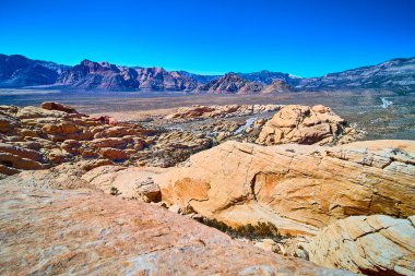 Nevada 'daki Red Rock Kanyonu' nun hayranlık uyandıran güzelliğini keşfedin. Engebeli kumtaşı oluşumları canlı mavi gökyüzüne karşı serin bir çöl manzarası yaratır macera ve keşif için mükemmel.